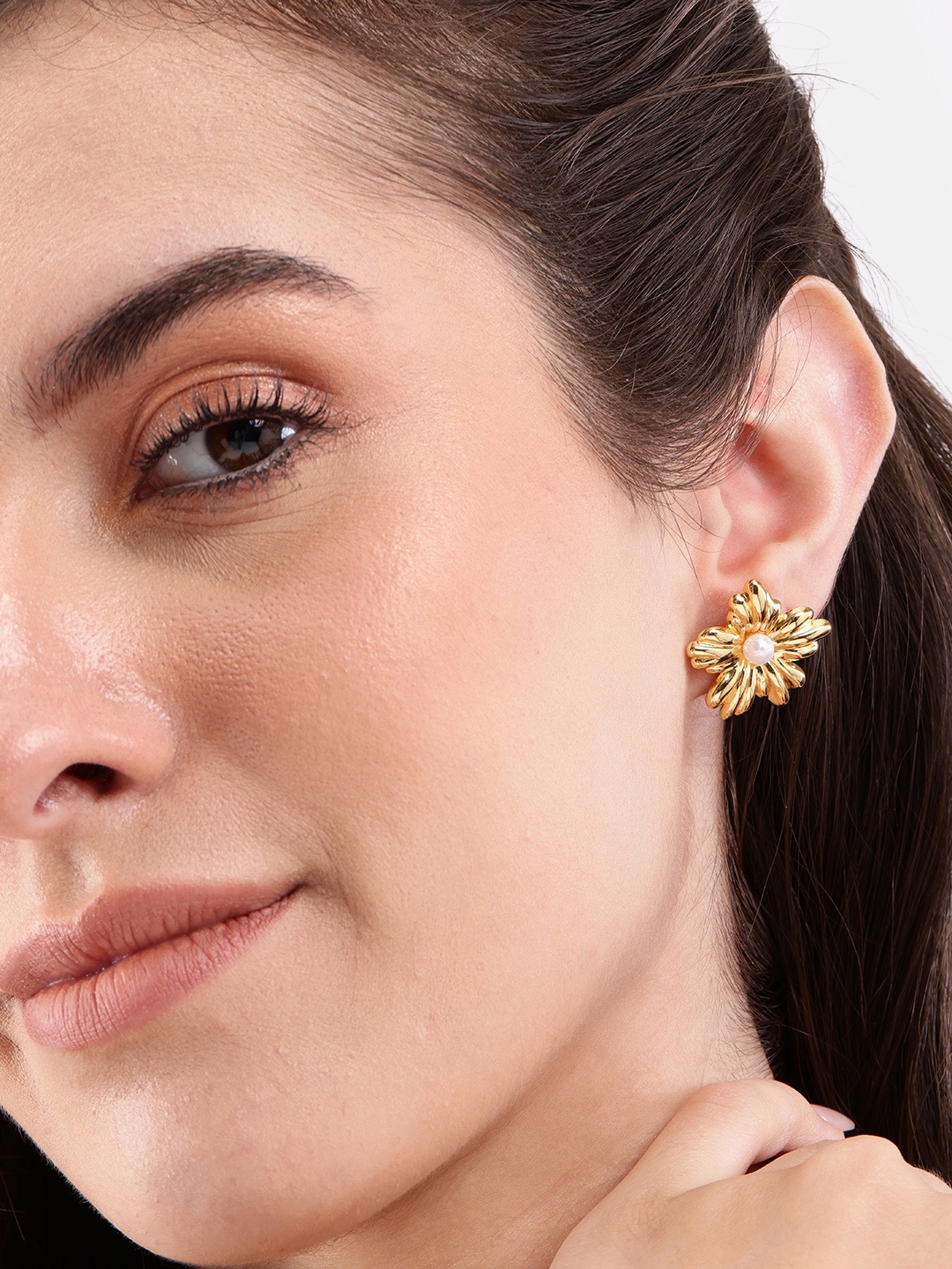 

DressBerry Floral Shaped Studs, Gold