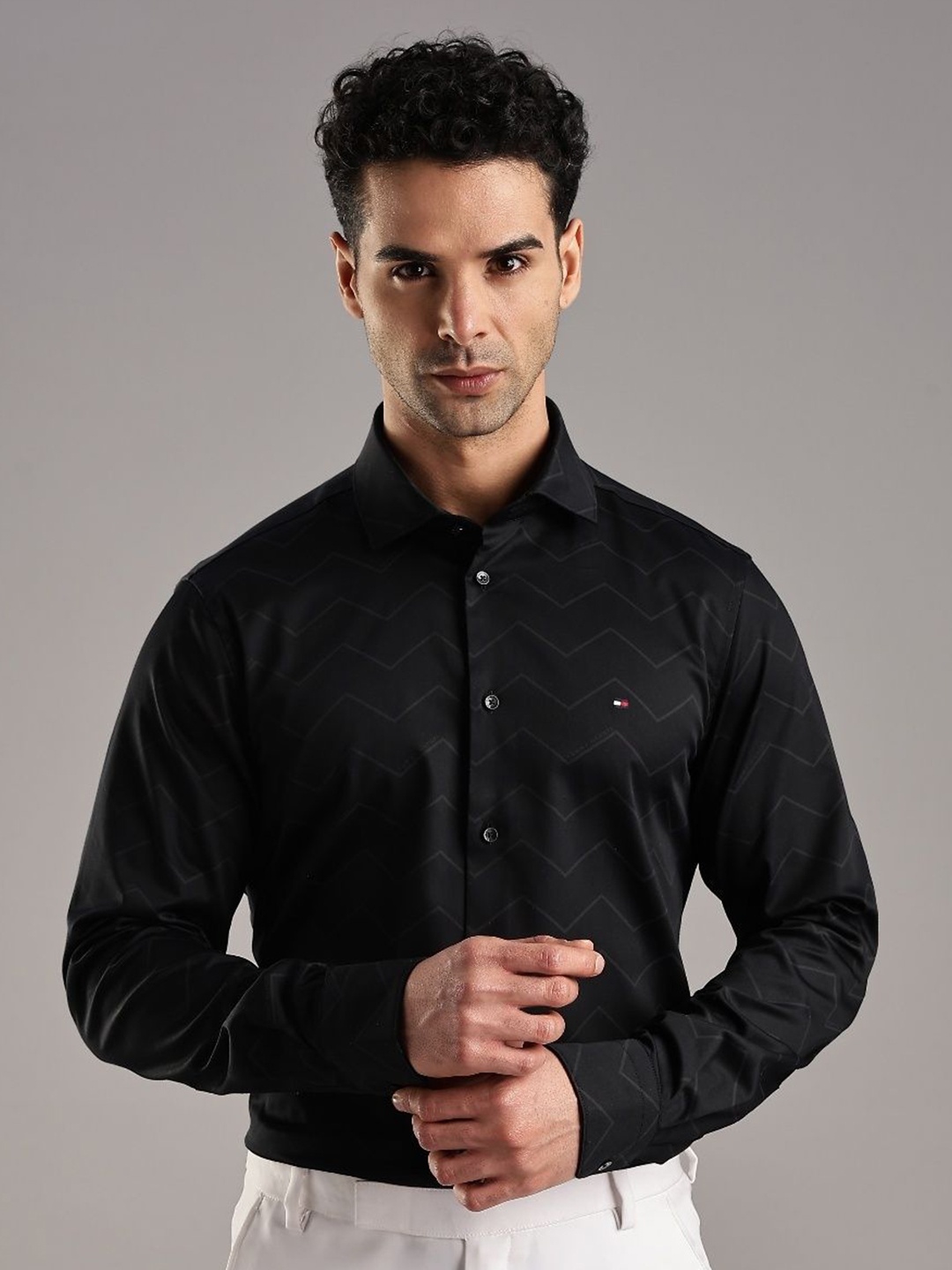 

Tommy Hilfiger Men Chevron Opaque Printed Formal Shirt, Black