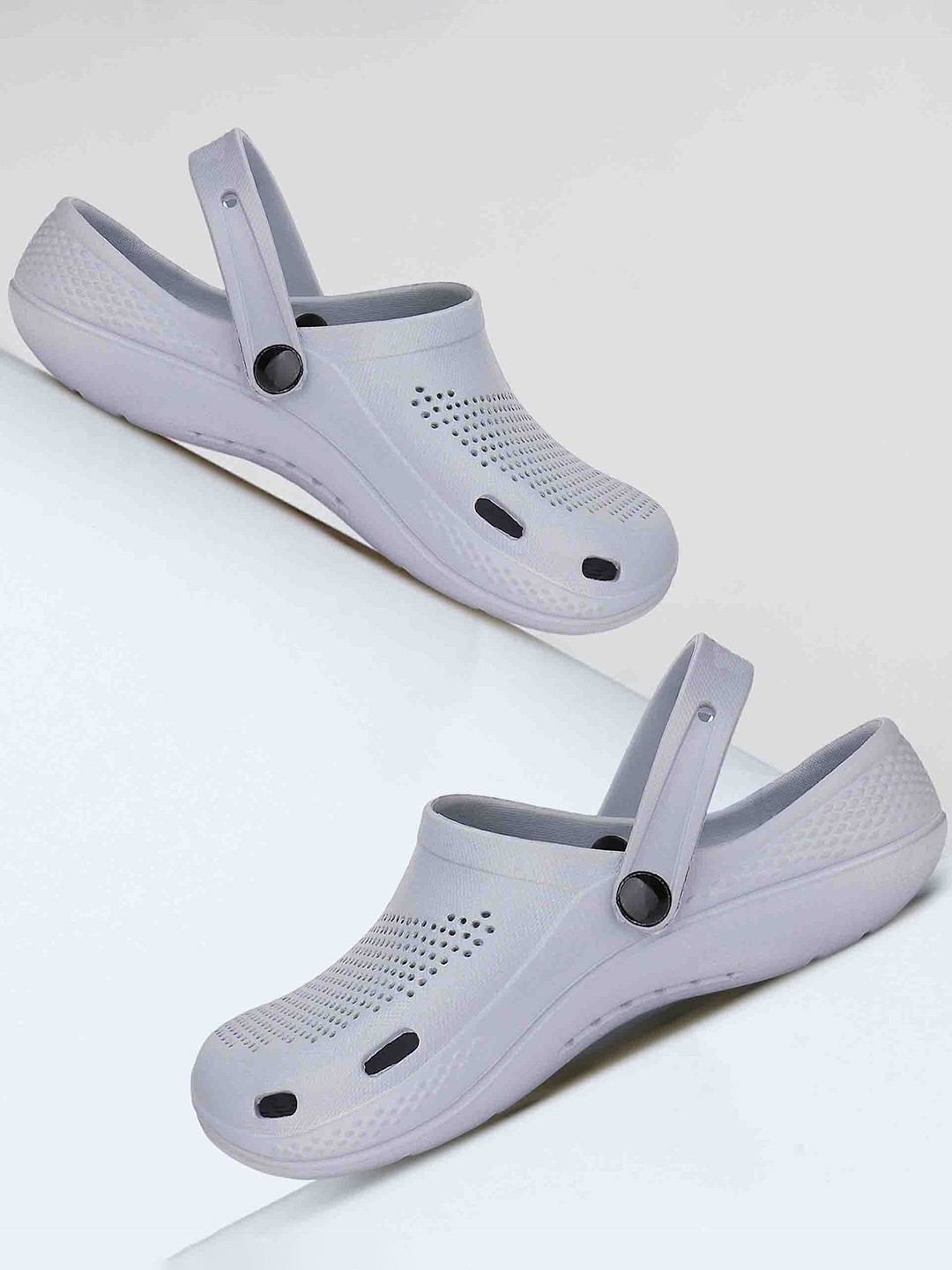 

PENNEN Men Self Design Clogs, Grey