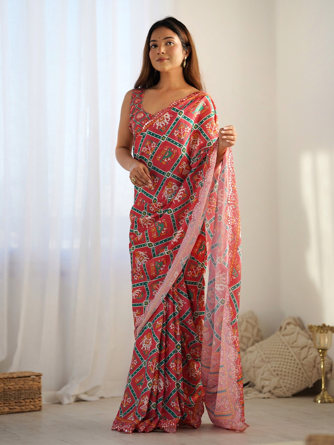 

DWIZA ENTERPRISE Ethnic Motifs Print Mirror Work Saree, Red
