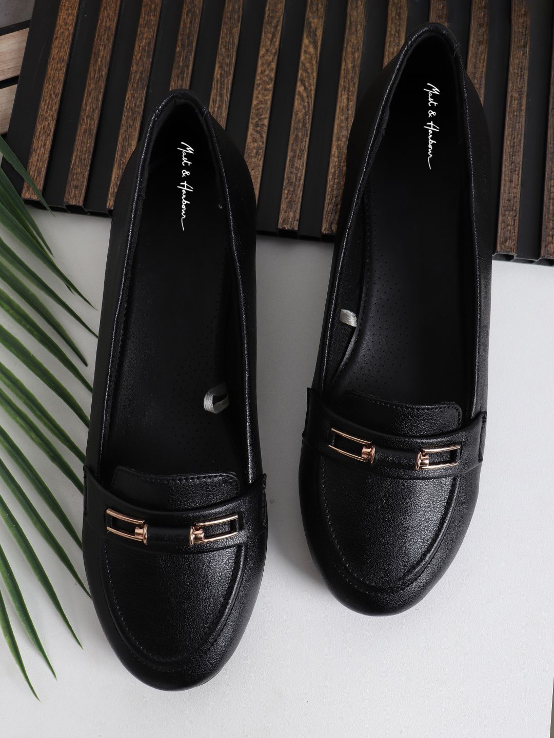 

Mast & Harbour Women Party One Toe Flats with Buckles, Black