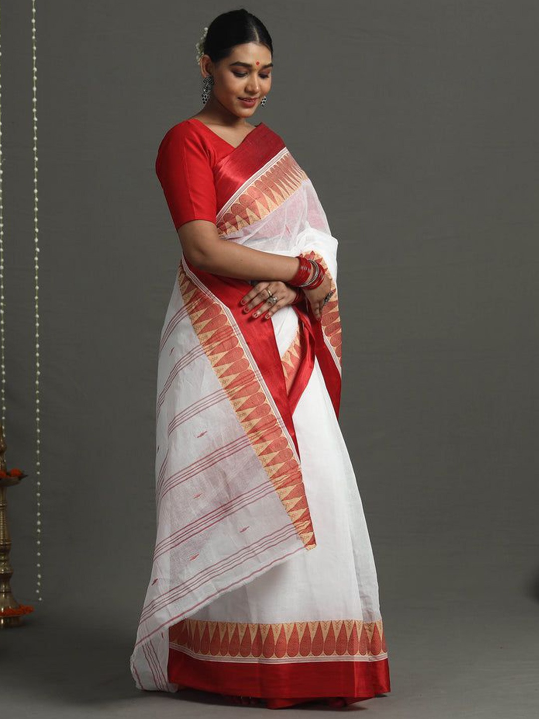 

iTokri Woven Design Pure Cotton Jamdani Saree, White