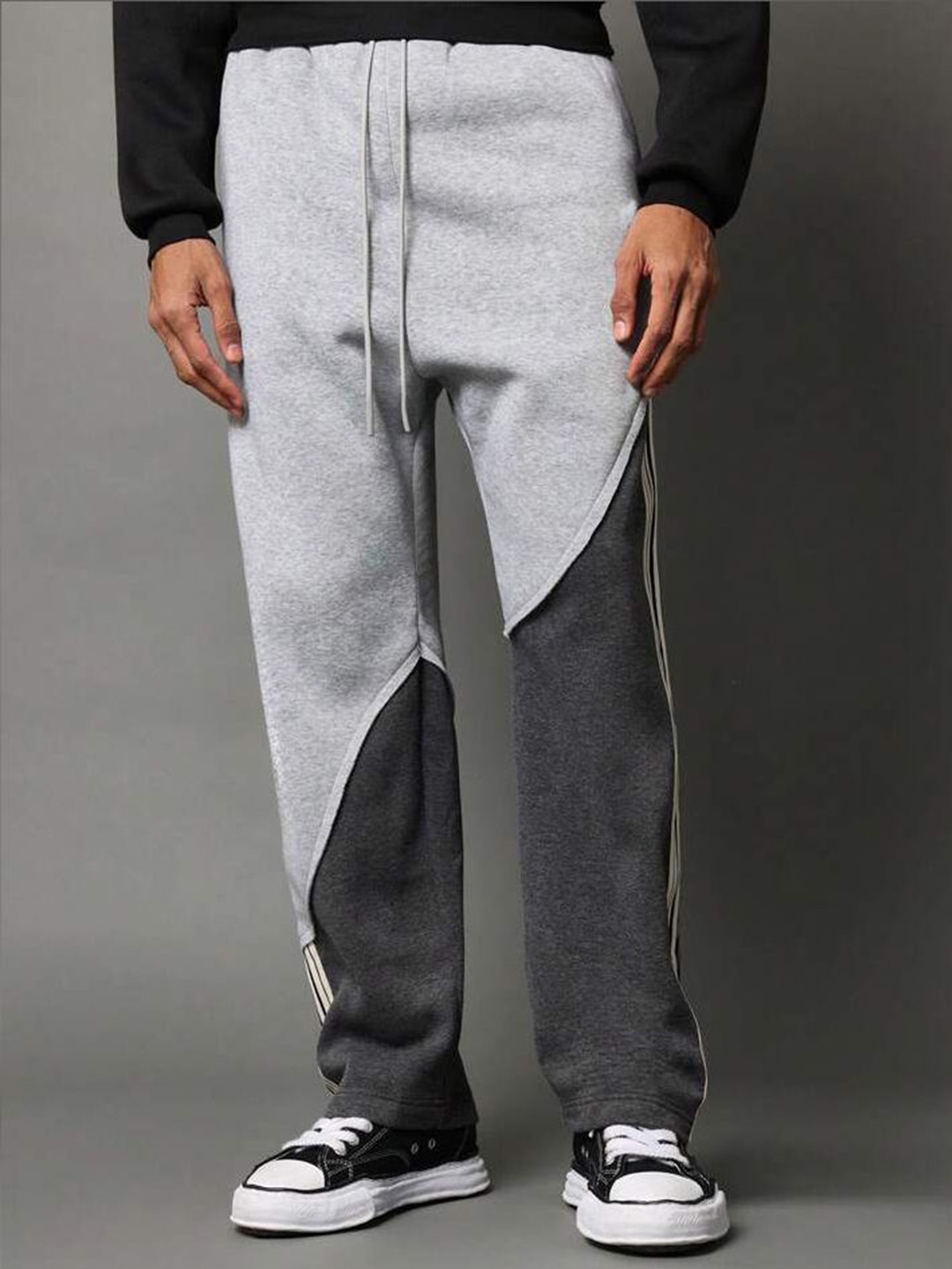 

TABADTOD Men Relaxed Striped Colourblocked Relaxed Fit Trousers, Grey