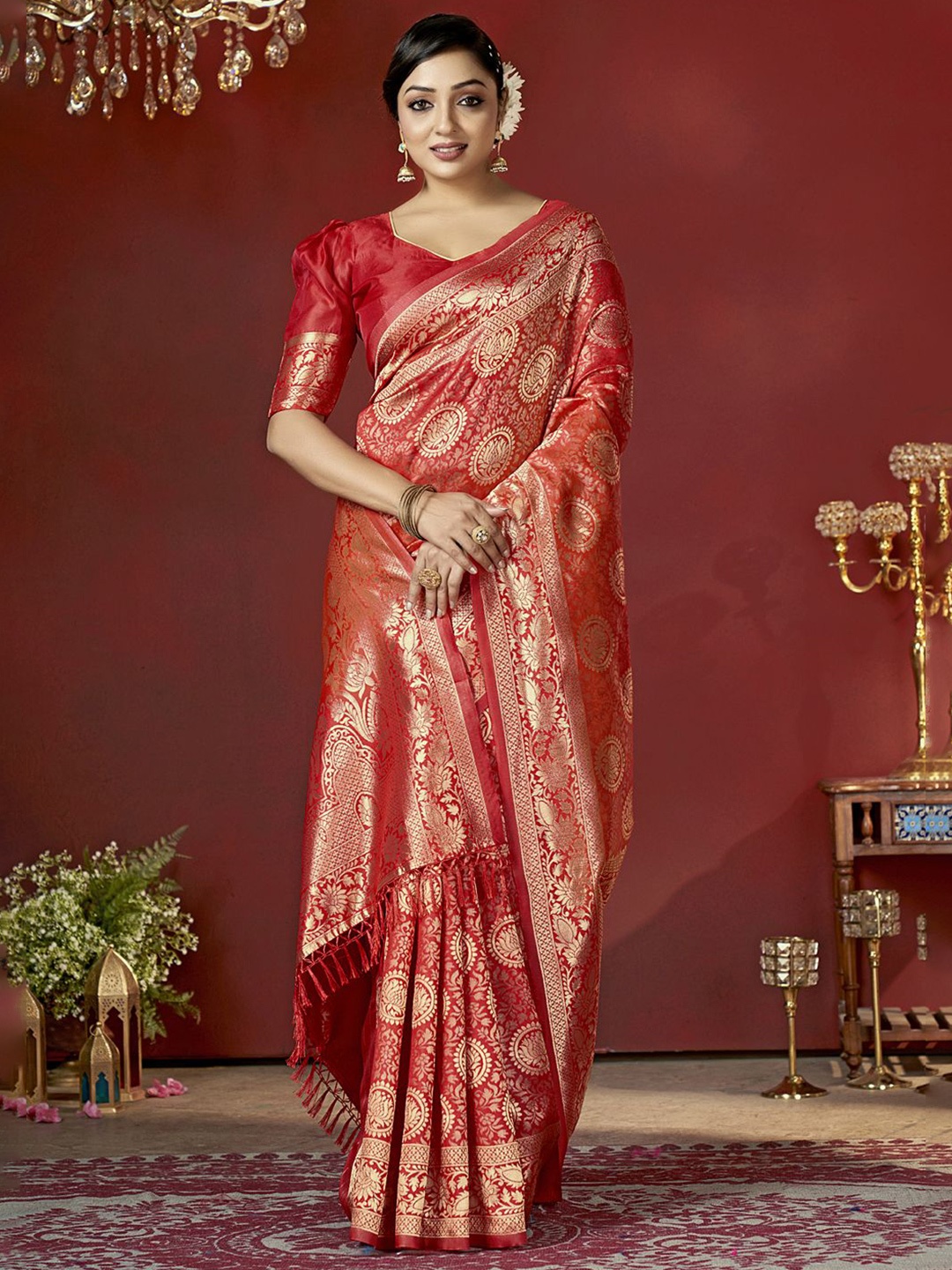 

DIVASTRI Woven Design Zari Silk Blend Banarasi Saree, Red