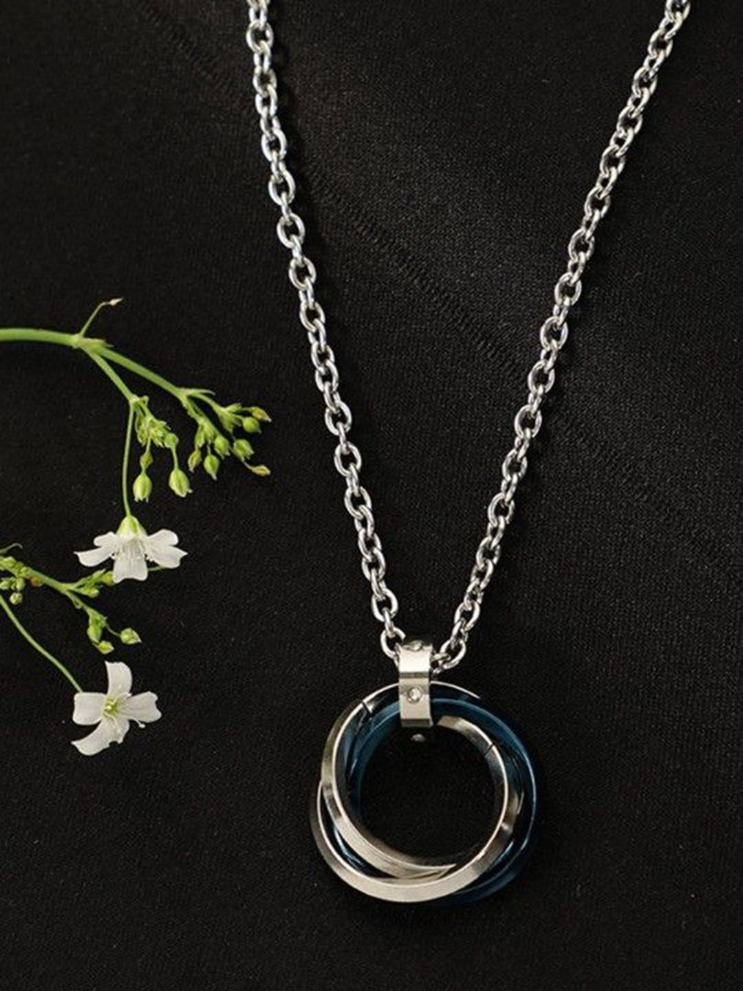 

PASU FASHION Silver-Plated Pendants with Chains