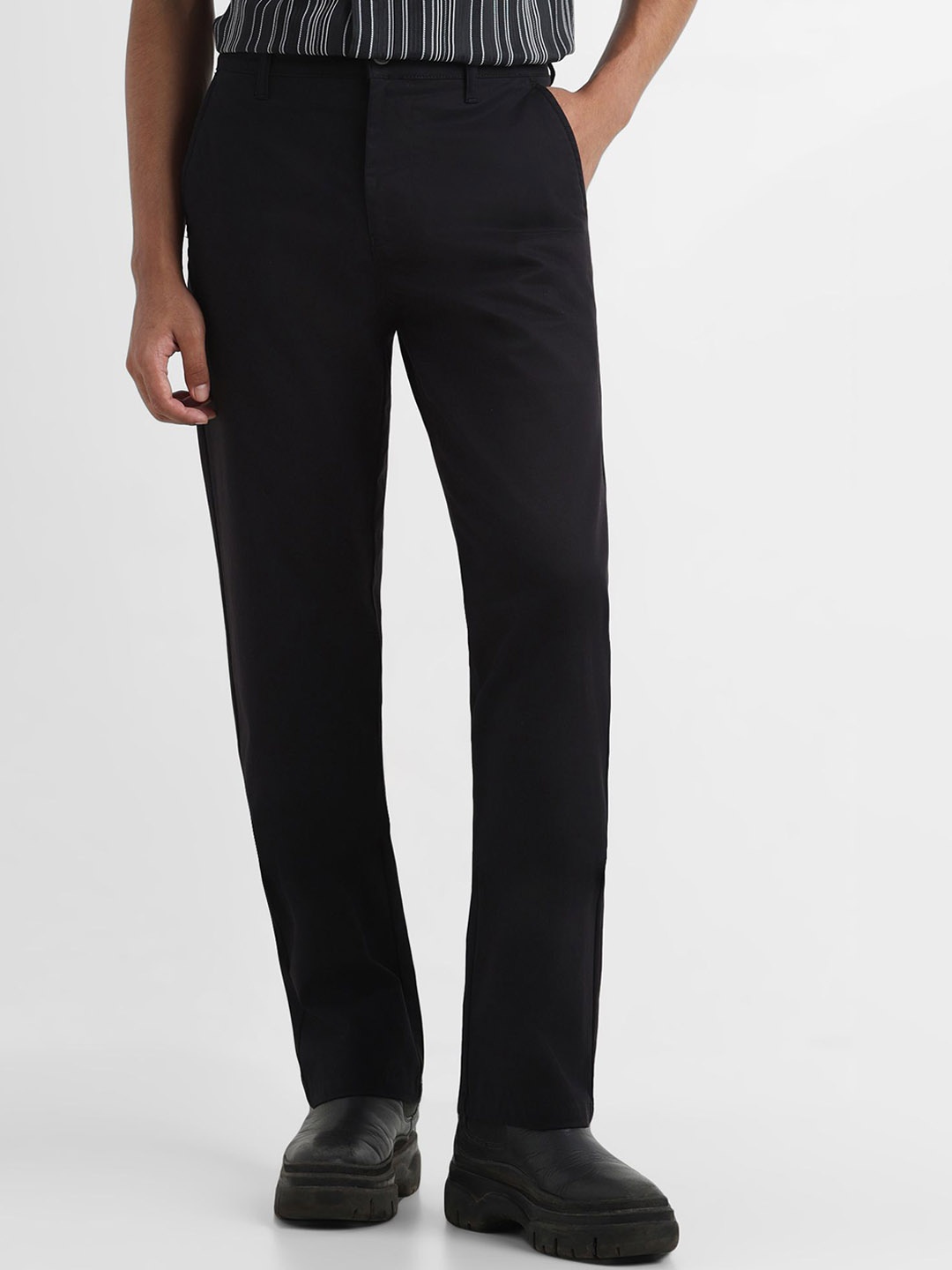 

YUVAKAA Men Relaxed Straight Leg Mid-Rise Slim Fit Easy Wash Chinos, Black