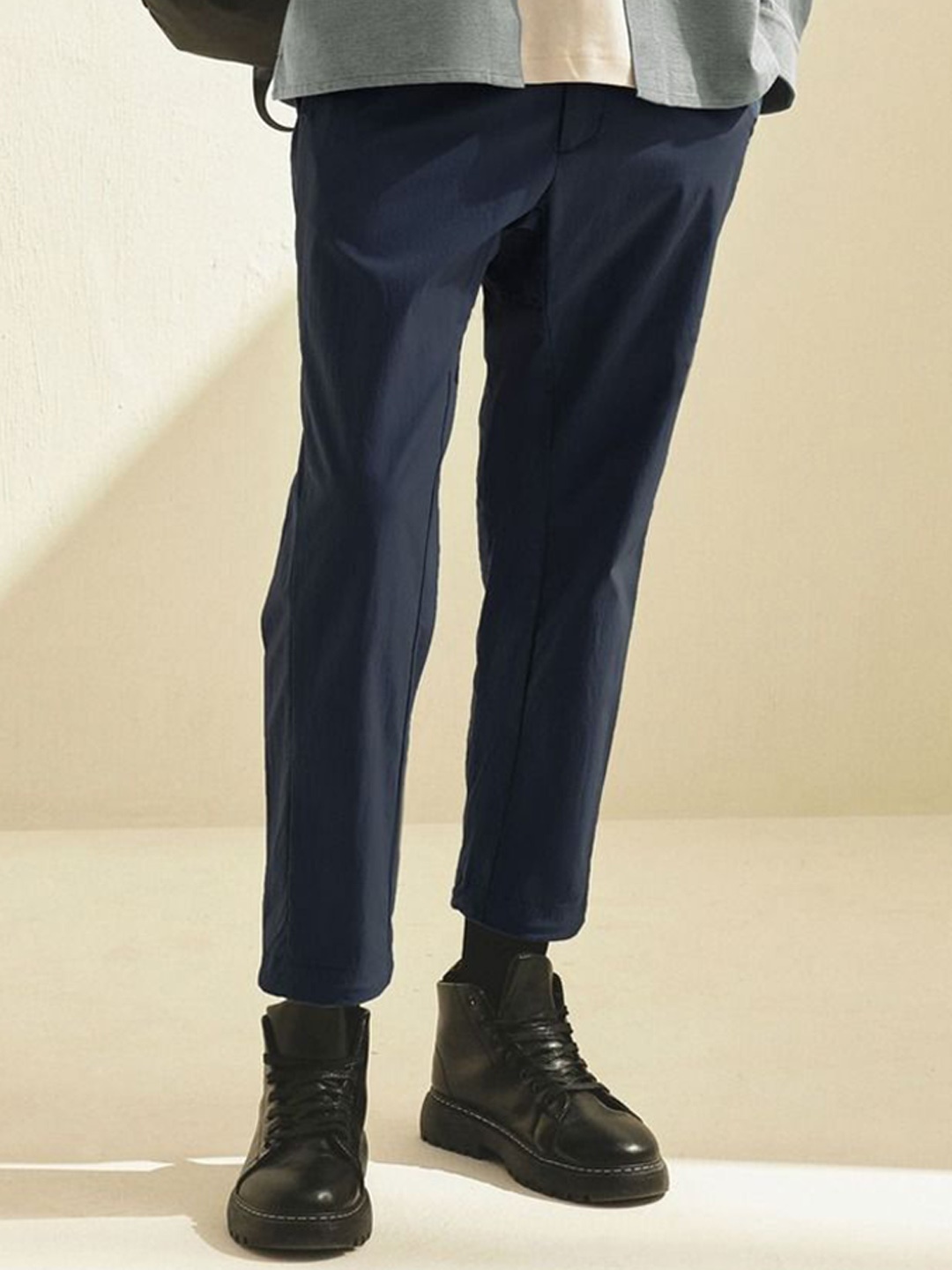 

Roam Everywhere Men Easy Wash Mid-Rise Regular Fit Cropped Chinos Trousers, Navy blue