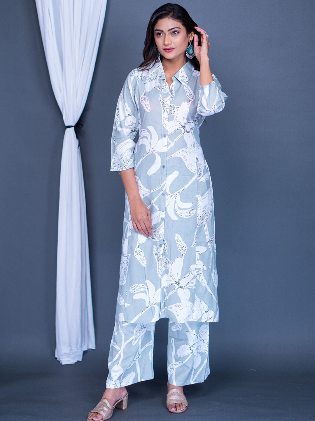 

The Kalakriti House Women Floral Printed Regular Liva Kurta with Palazzos, Grey
