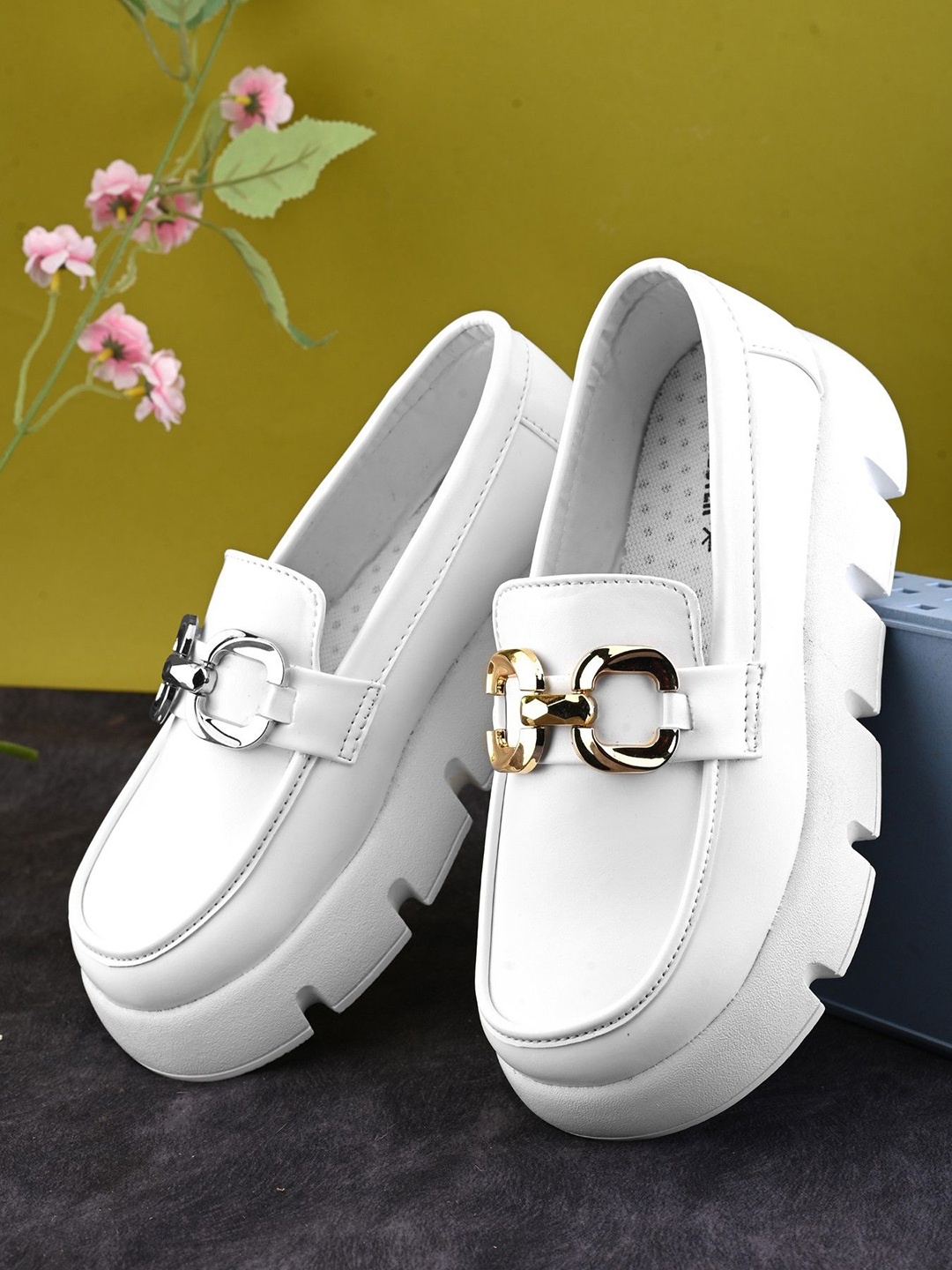 

ROADSTER Women Buckle Mocassin, White