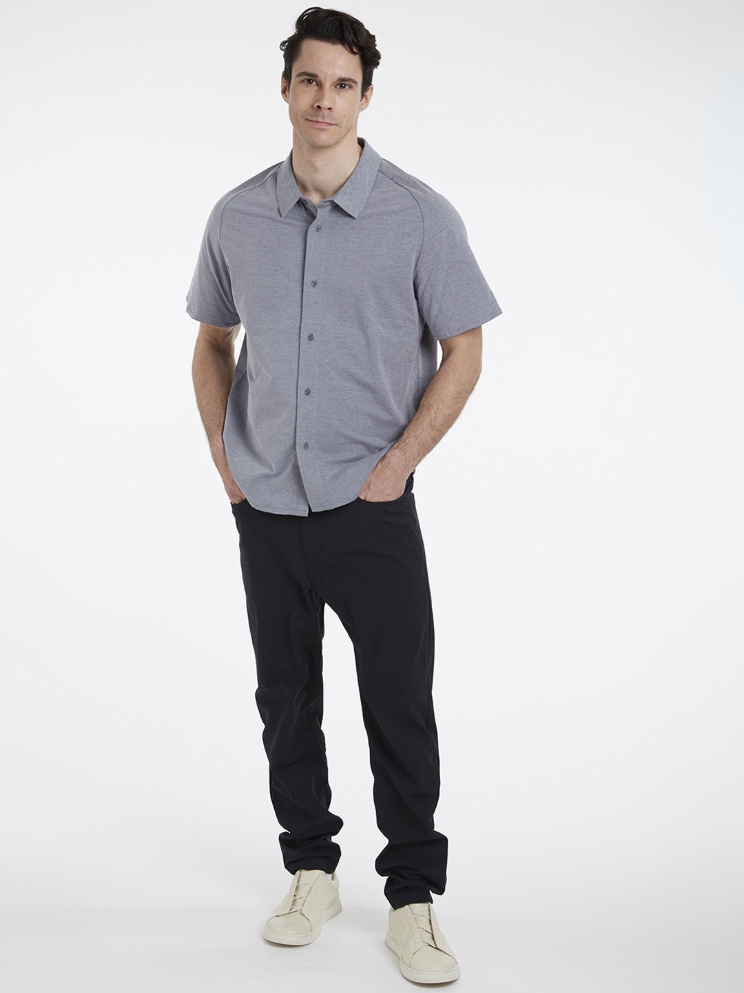 

Roam Everywhere Men Regular Fit Mid-Rise Easy Wash Chinos Trouser, Black