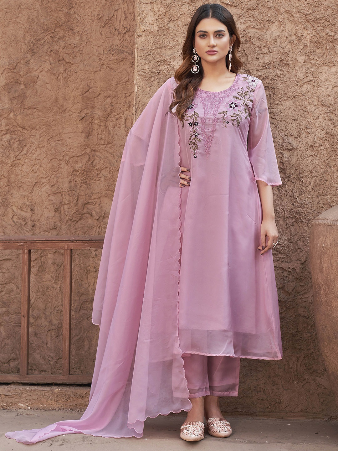 

Tikhi Imli Women Floral Embroidered Regular Thread Work Kurta with Trousers & With Dupatta, Pink