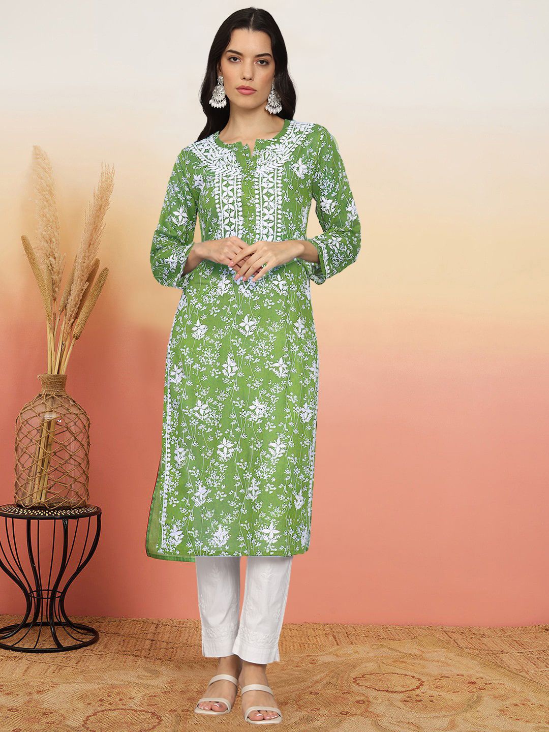 

PARAMOUNT CHIKAN Floral Embroidered Notch Neck Lucknowi Chikankari Kurta, Green