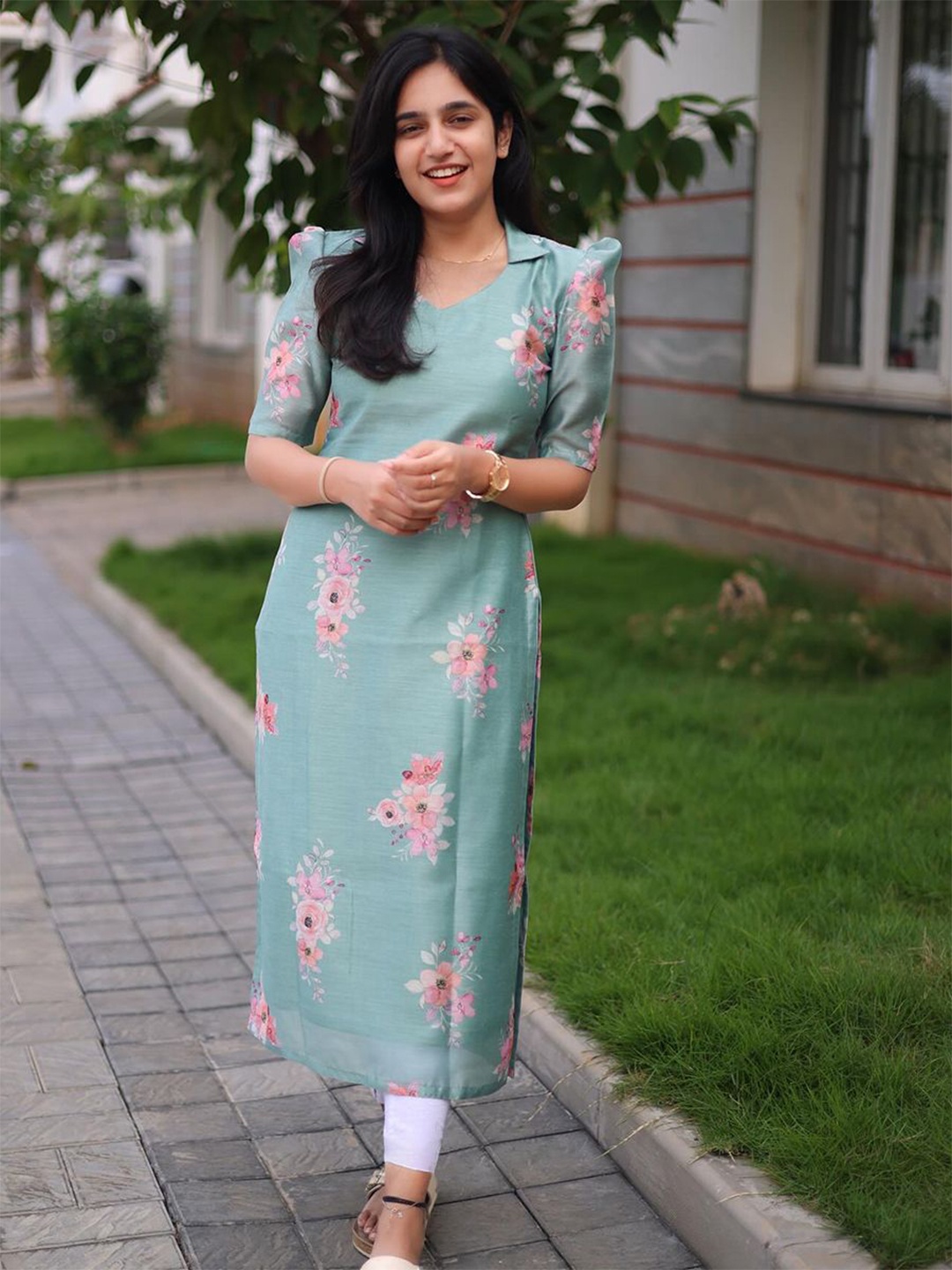 

Sun Fashion And Lifestyle Women Floral Printed V-Neck Straight Kurta, Green