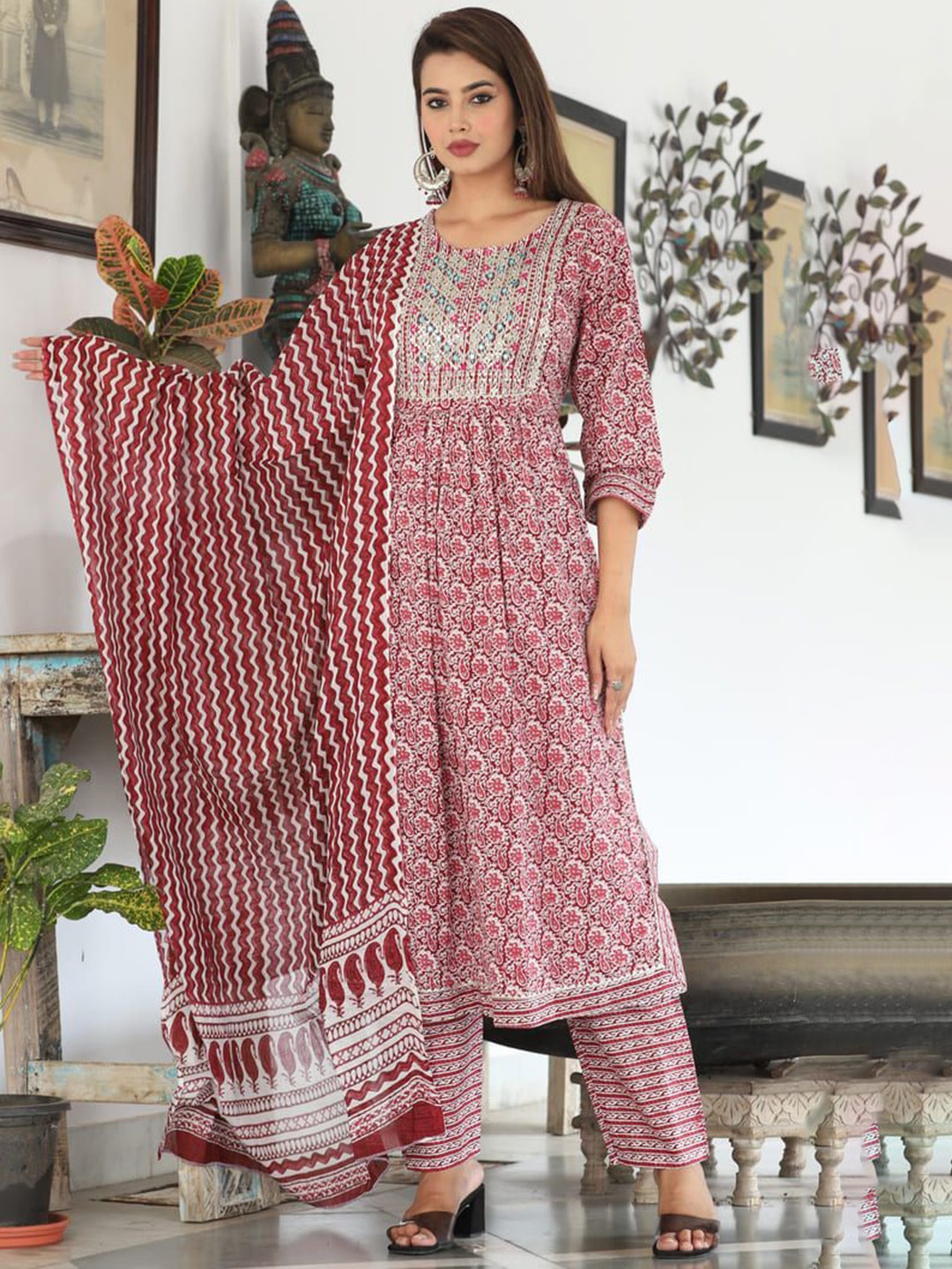 

JAYRA TEXTILE Women Floral Printed Regular Mirror Work Pure Cotton Kurta with Trousers & With Dupatta, Maroon