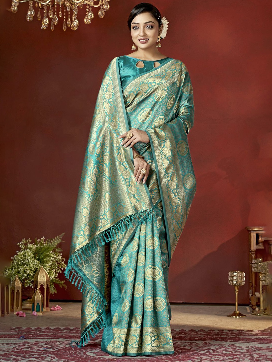 

DIVASTRI Woven Design Zari Silk Blend Banarasi Saree, Green