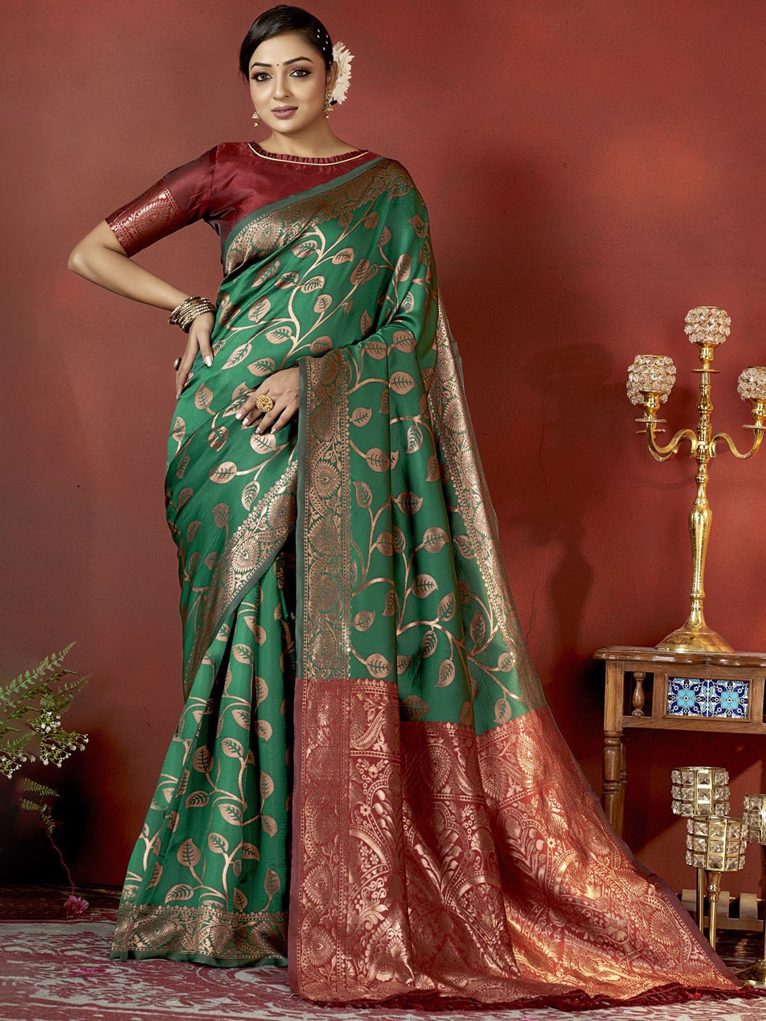 

DIVASTRI Woven Design Zari Banarasi Saree With Unstitched Blouse Piece, Green