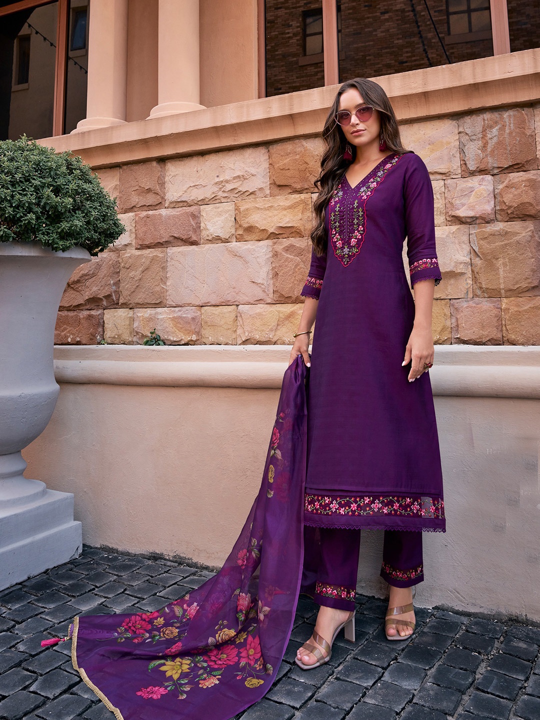 

Varanga Women Floral Embroidered Regular Thread Work Kurta with Trousers & With Dupatta, Purple
