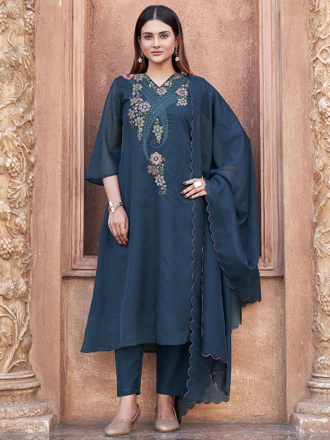 

Tikhi Imli Women Paisley Embroidered Regular Thread Work Kurta with Trousers & With Dupatta, Teal