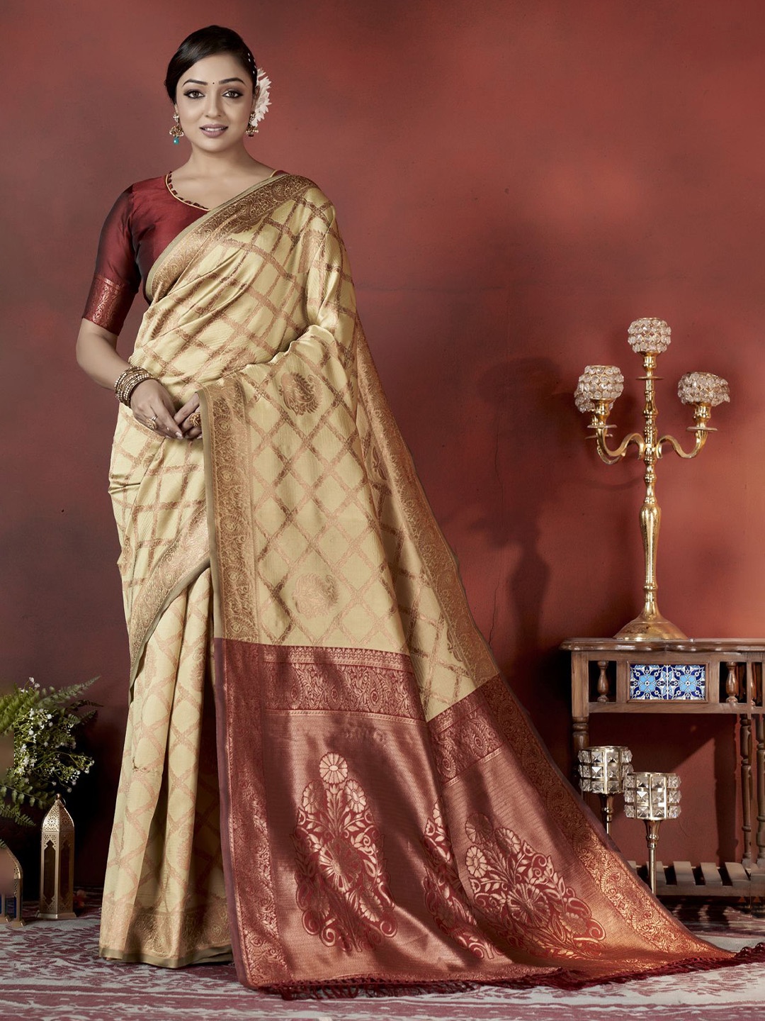 

DIVASTRI Woven Design Zari Silk Blend Banarasi Saree, Gold