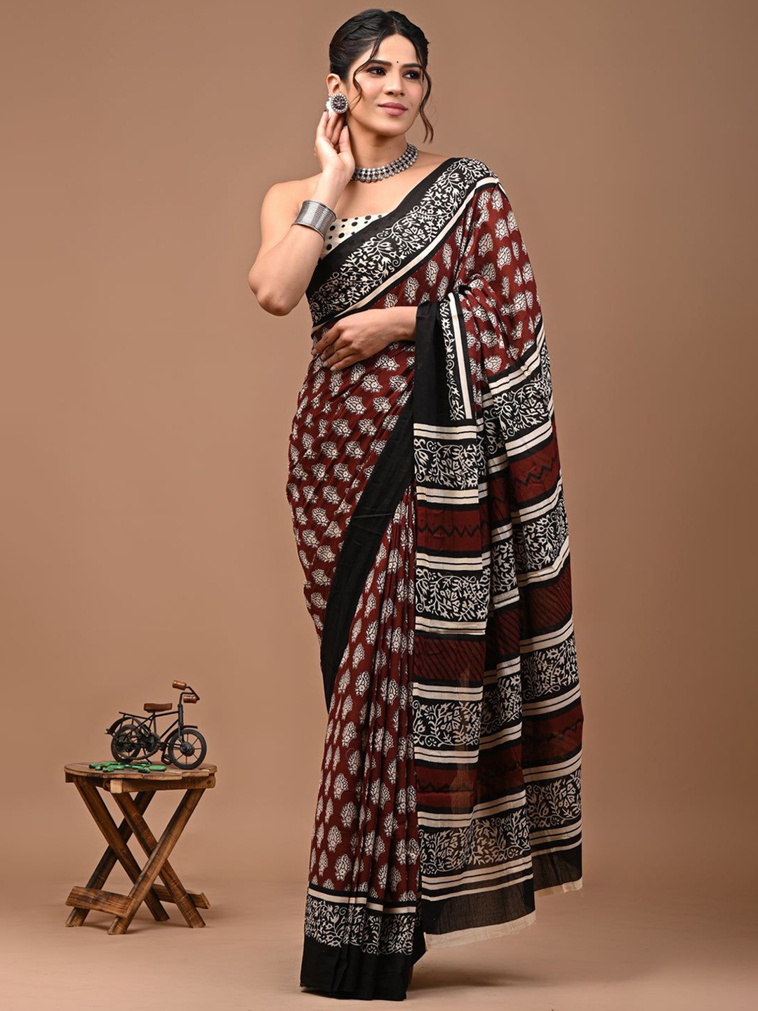 

PALLO LATKE Floral Pure Cotton Block Print Saree, Coffee brown