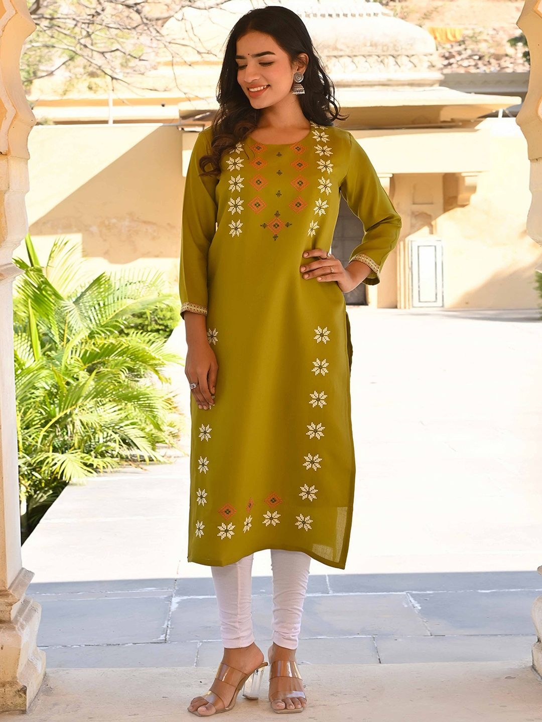 

Peachmode Geometric Embroidered Thread Work Kurta, Olive