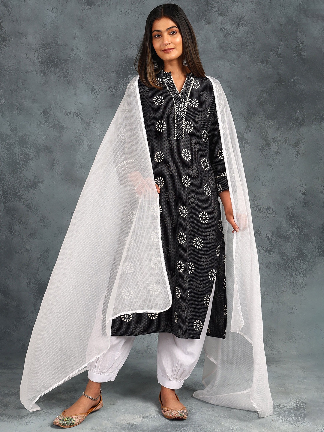 

Tahiliya Women Ethnic Motifs Printed Thread Work Cotton Straight Kurta, Black