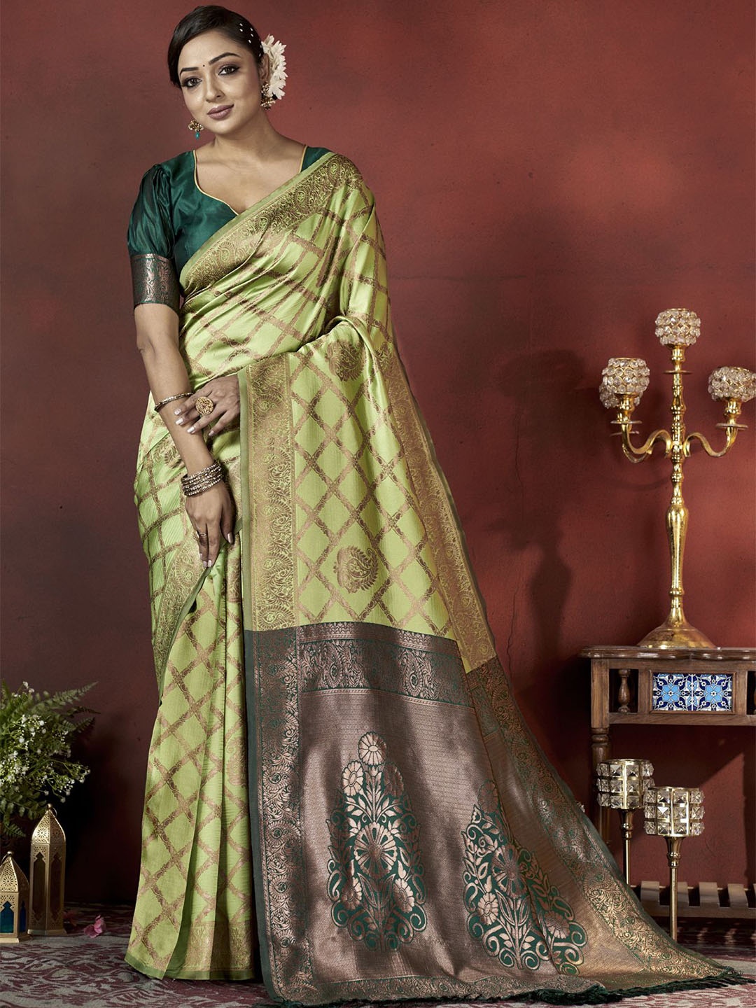 

DIVASTRI Woven Design Zari Silk Blend Banarasi Saree, Green