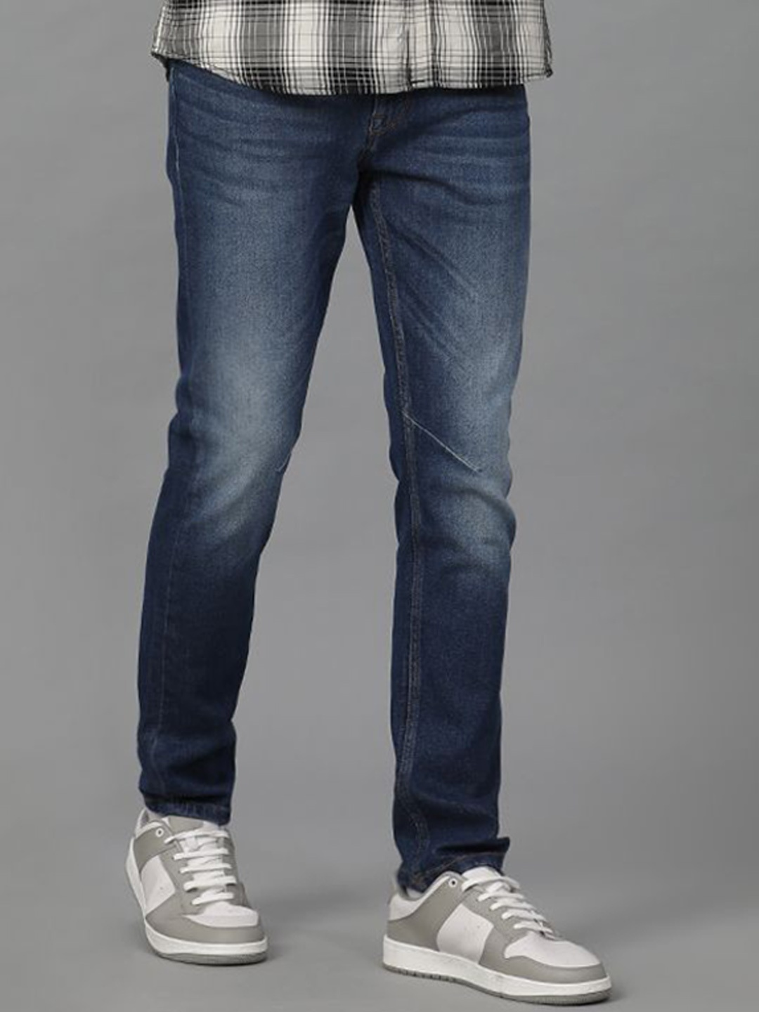 

Voi Jeans Men Whiskers and Chevrons Relaxed Fit Light Fade Stretchable Jeans, Blue