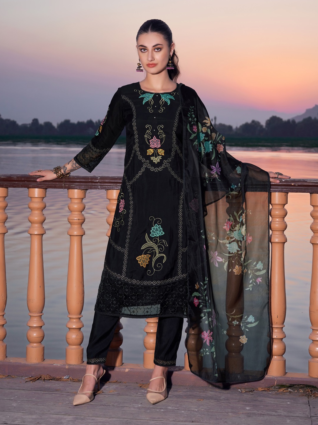 

DRESOUL Women Floral Embroidered Regular Kurta with Trousers & With Dupatta, Black