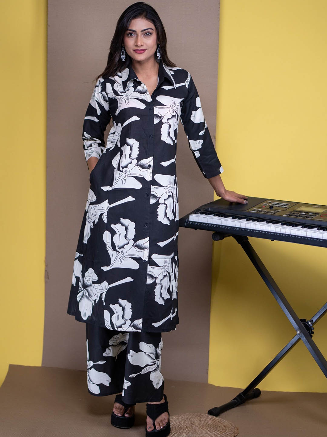 

The Kalakriti House Women Floral Printed Regular Liva Kurta with Palazzos, Black