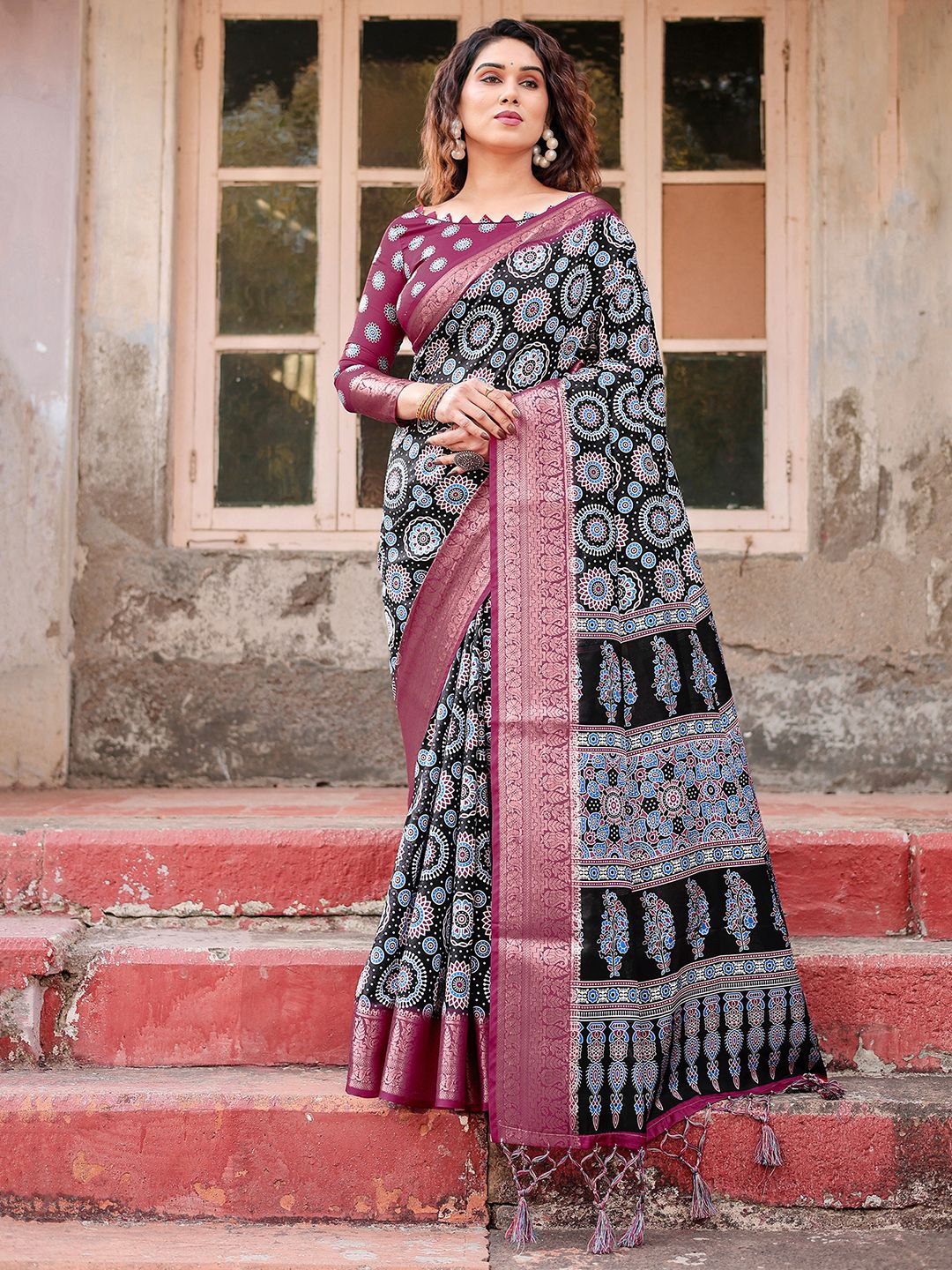 

DIVASTRI Woven Design Zari Paithani Saree, Black