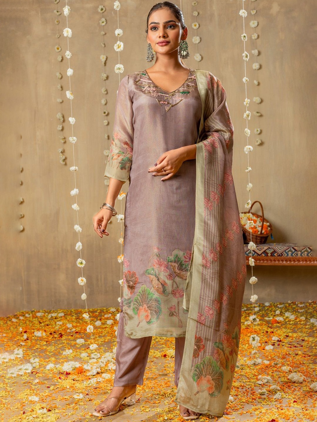 

DRESOUL Women Floral Printed Regular Kurta with Trousers & With Dupatta, Purple