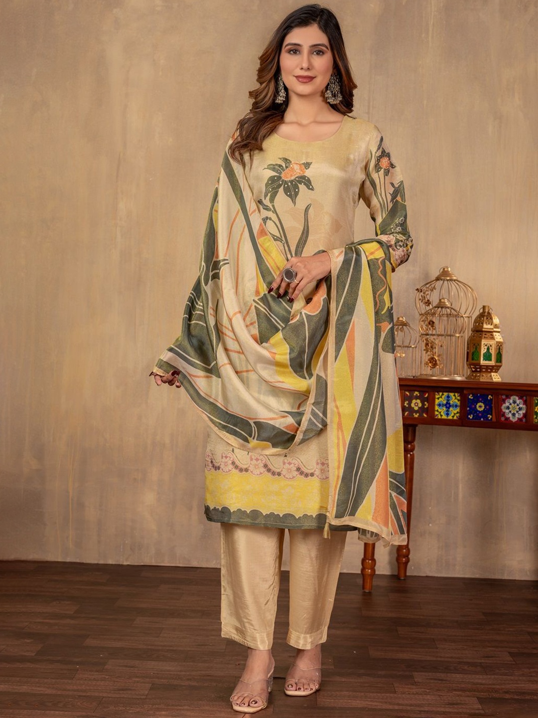 

DRESOUL Women Floral Printed Regular Kurta with Trousers & With Dupatta, Brown