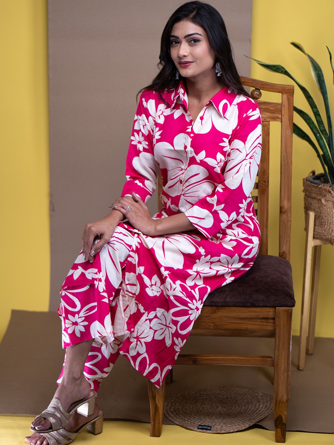 

The Kalakriti House Women Floral Printed Regular Liva Kurta with Palazzos, Pink