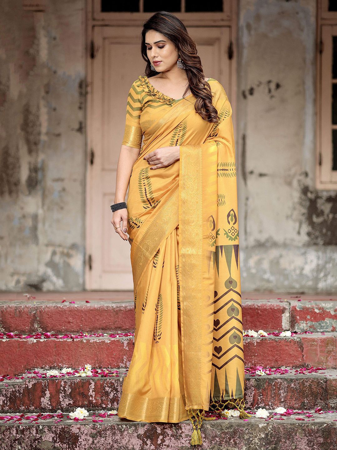 

DIVASTRI Woven Design Zari Silk Blend Paithani Saree, Yellow