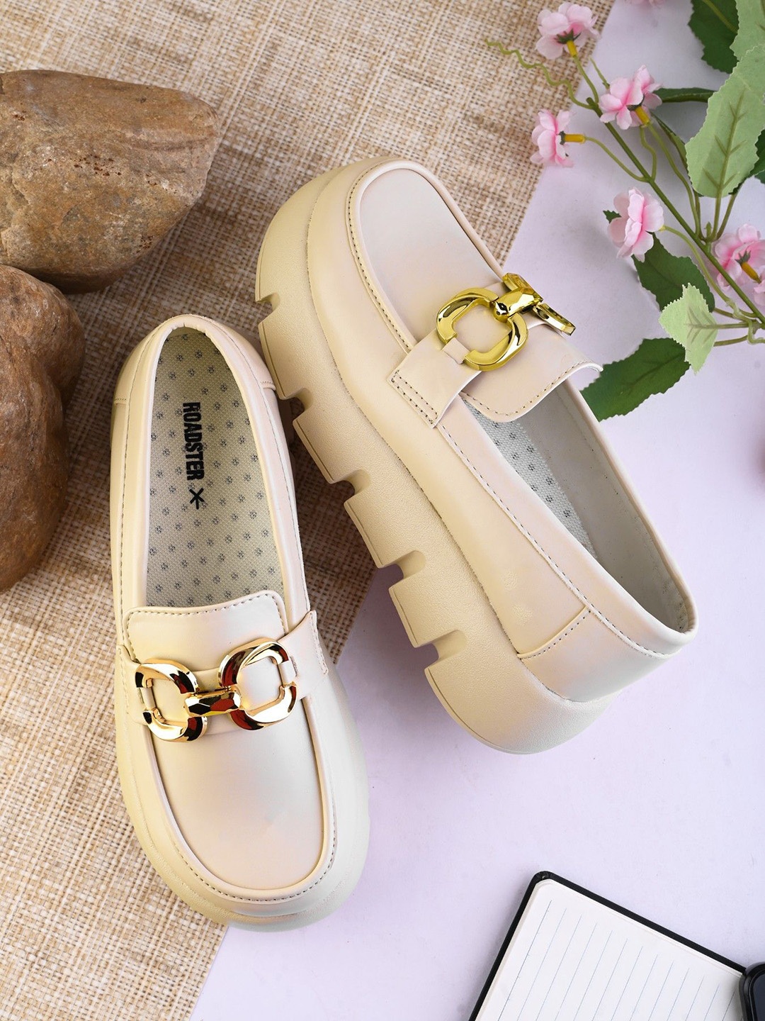 

The Roadster Lifestyle Co Women Buckle Mocassin, Cream