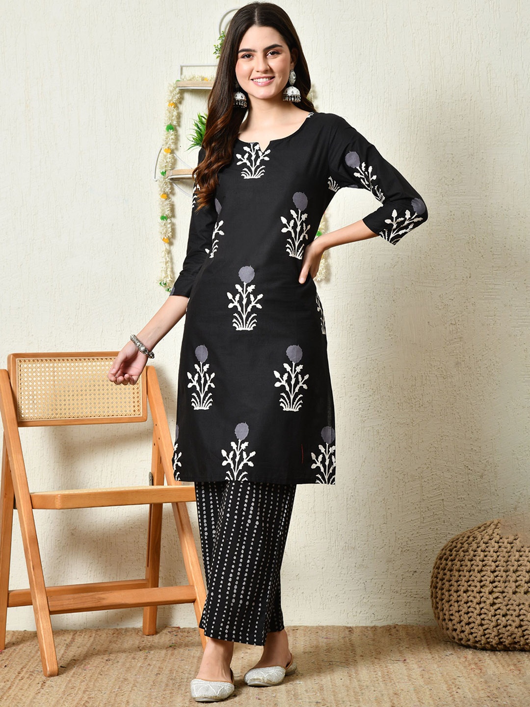 

ao services Women Floral Printed Regular Kurta with Palazzos, Black