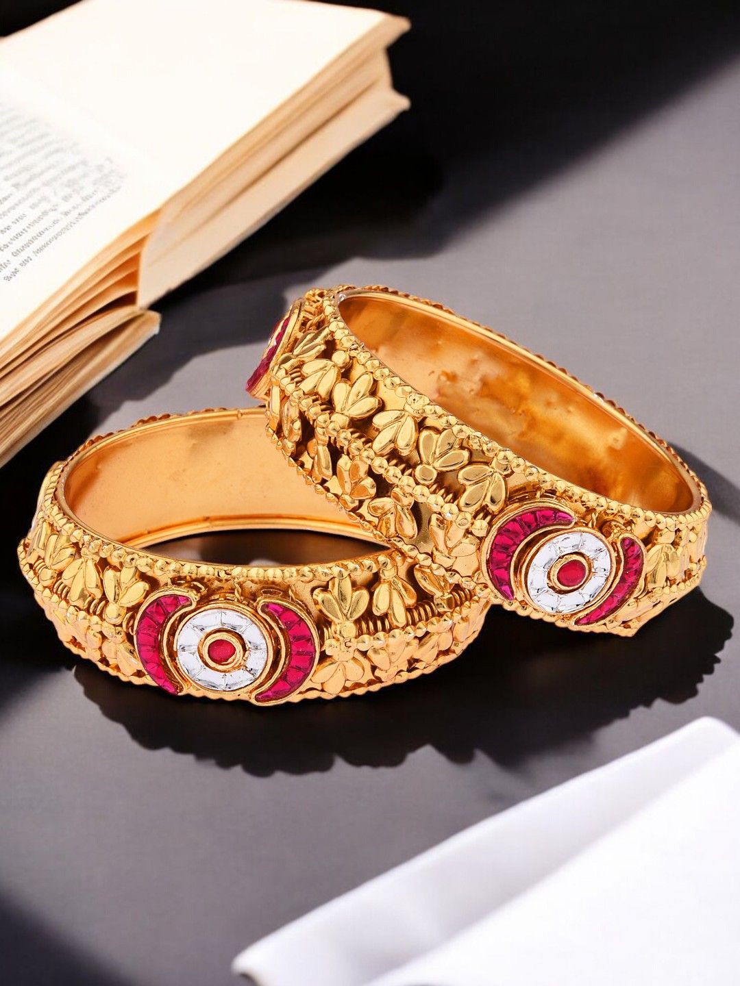 

FEMMIBELLA Set Of 2 Gold-Plated Bangles