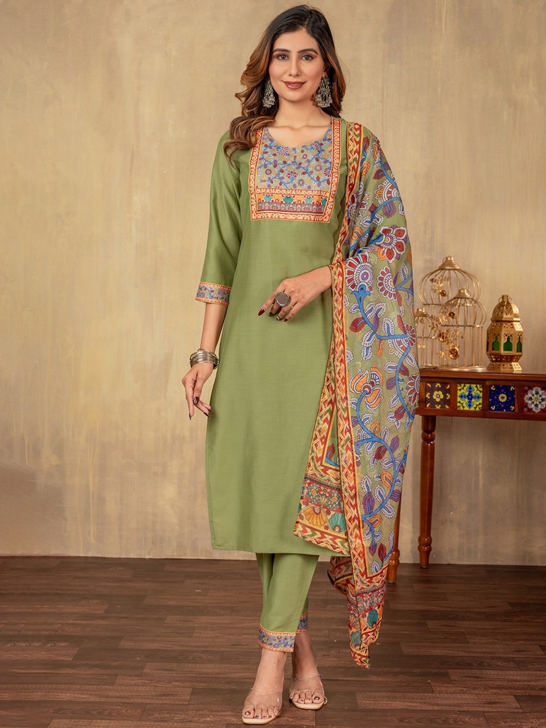 

DRESOUL Women Ethnic Motifs Printed Regular Kurta with Trousers & With Dupatta, Green