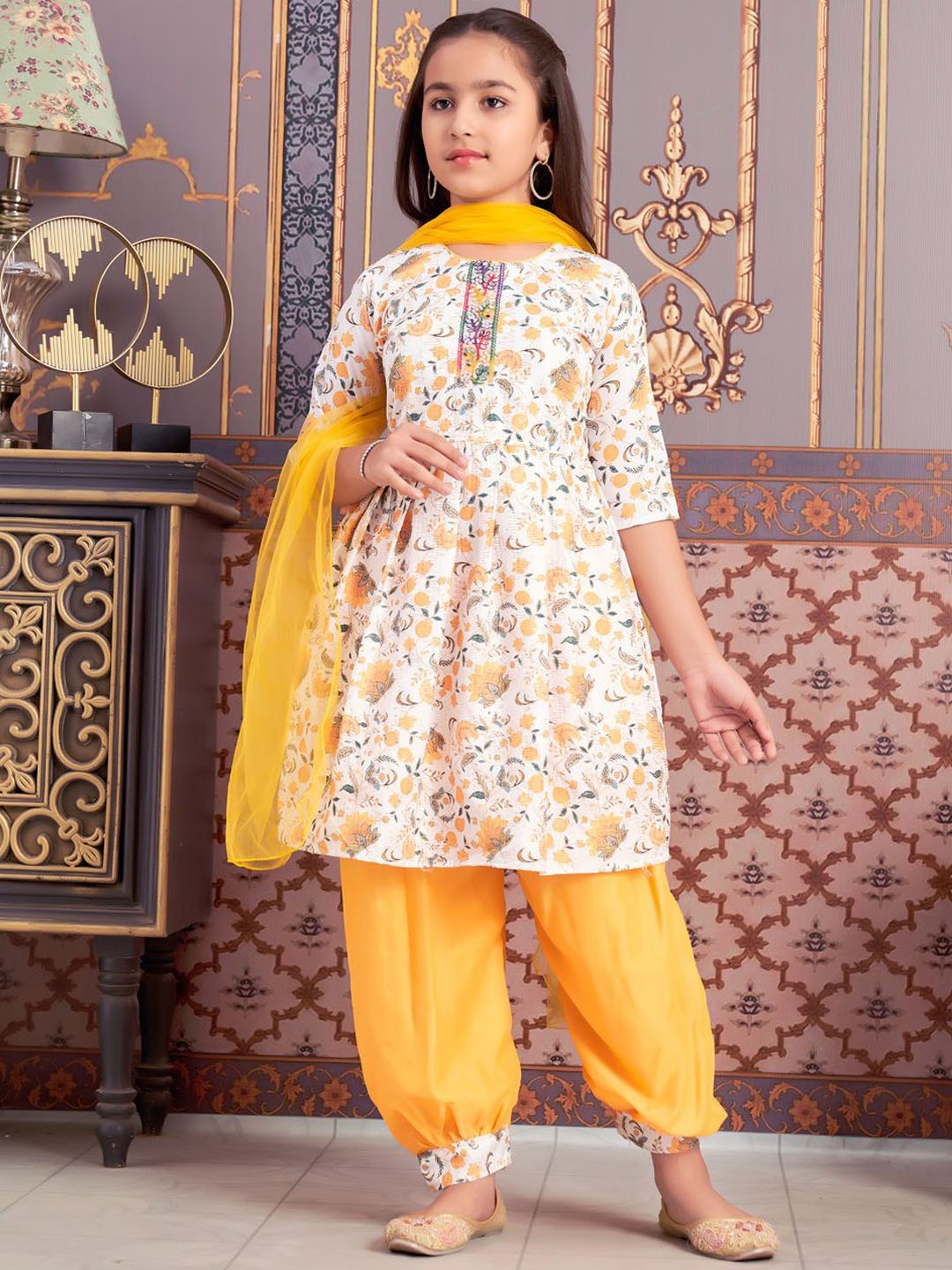 

Sangria Girls Floral Printed Kurti Patiala & Dupatta Set, Yellow