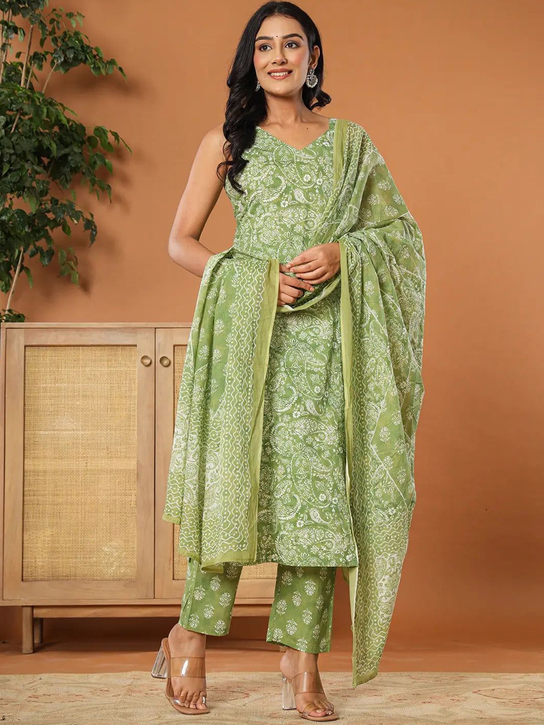 

MissKurti Women Floral Printed Regular Pure Cotton Kurta with Trousers & With Dupatta, Green