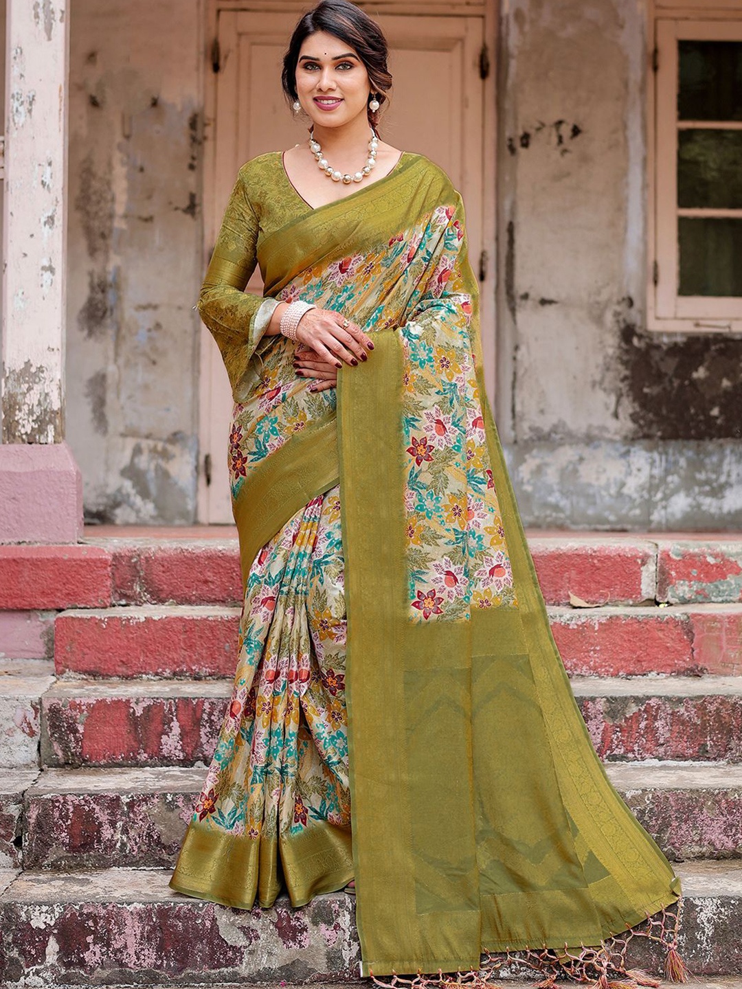 

DIVASTRI Floral Woven Design Zari Pure Silk Banarasi Saree, Green