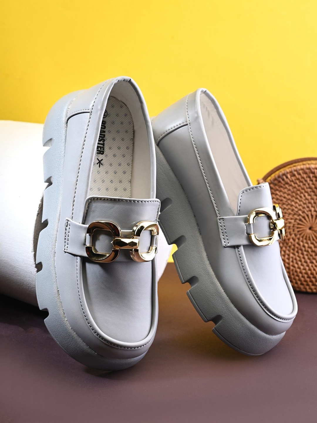 

The Roadster Lifestyle Co Women Buckle Mocassin, Grey