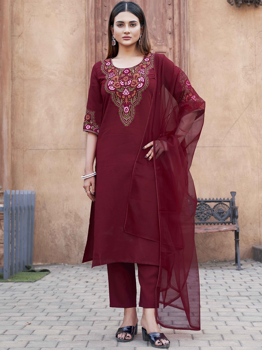 

Tikhi Imli Women Floral Yoke Design Regular Thread Work Kurta with Trousers & With Dupatta, Maroon