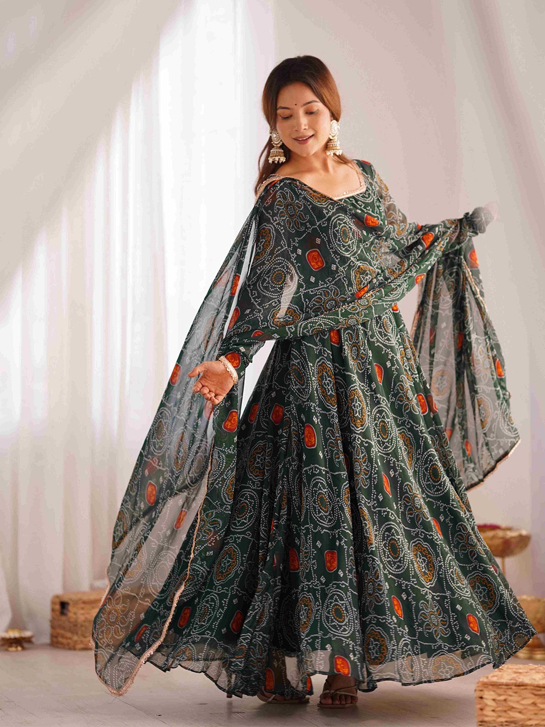 

LABELKBBRAND Women Floral Printed Regular Kurta with Trousers & With Dupatta, Green