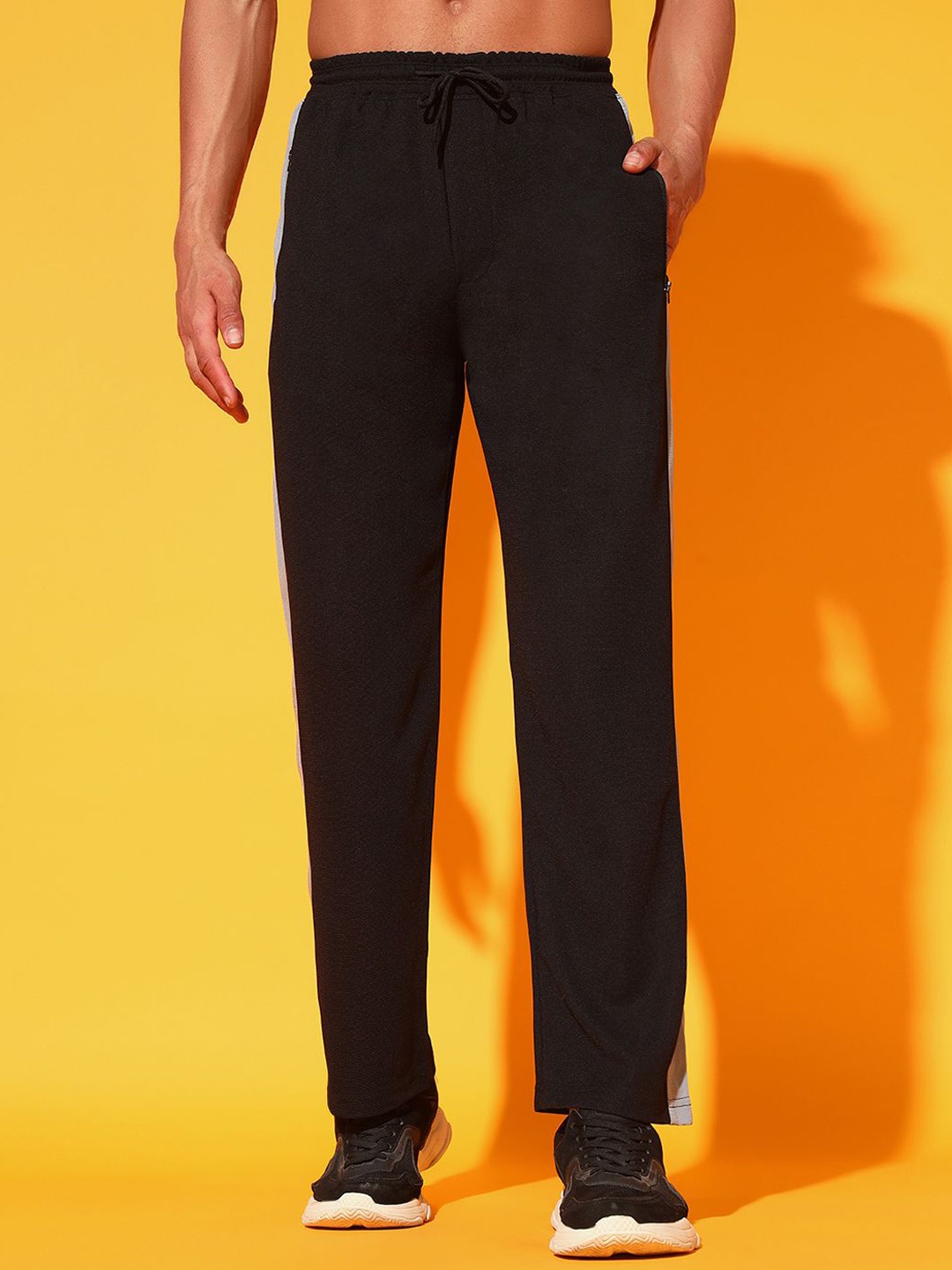 

GLITO Men Colourblocked Mid-Rise Track Pant, Black