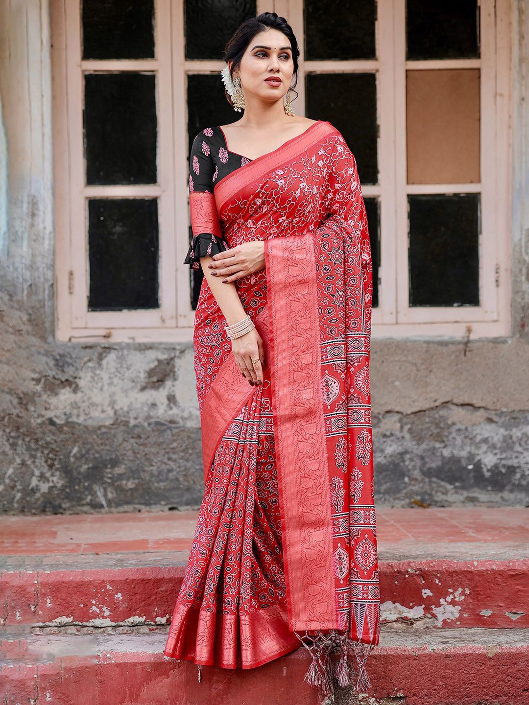 

DIVASTRI Woven Design Zari Paithani Saree, Red