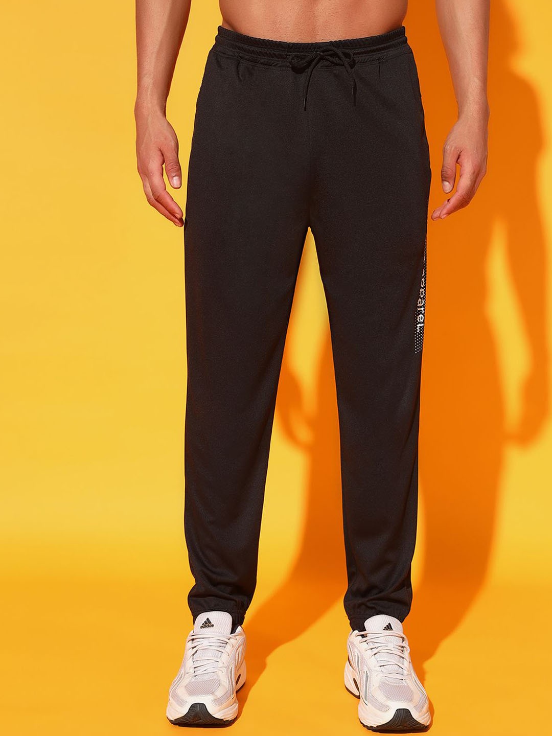

GLITO Men Printed Mid-Rise Joggers, Black