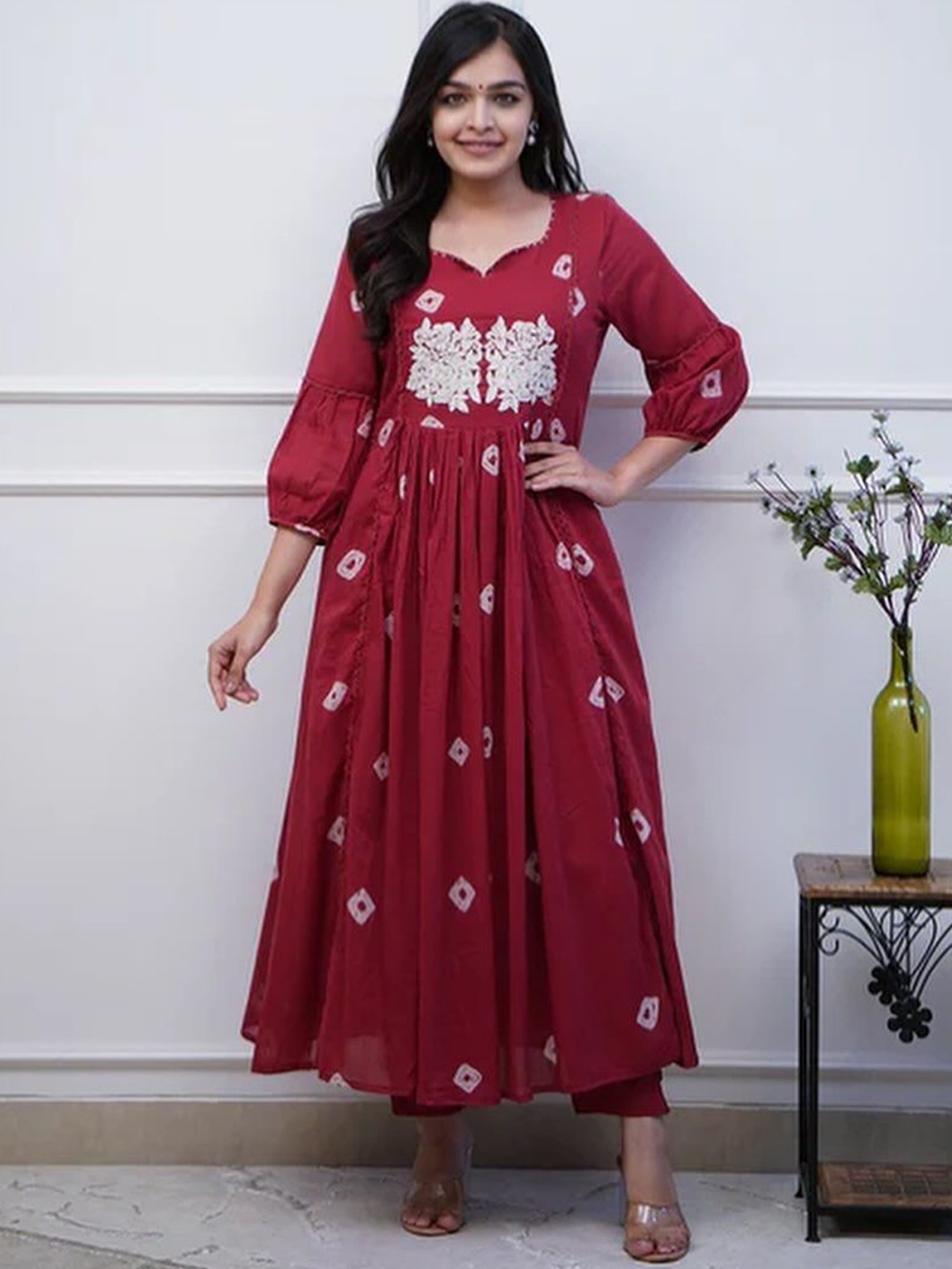 

DIVASTRI Women Floral Embroidered Regular Kurta with Trousers, Maroon