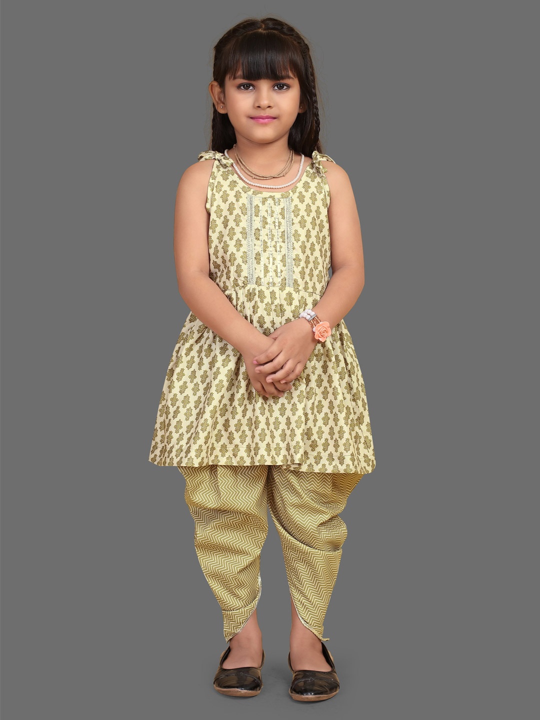 

JOVK DESIGN Girls Ethnic Motifs Printed Regular Gotta Patti Kurta with Dhoti Pants, Green